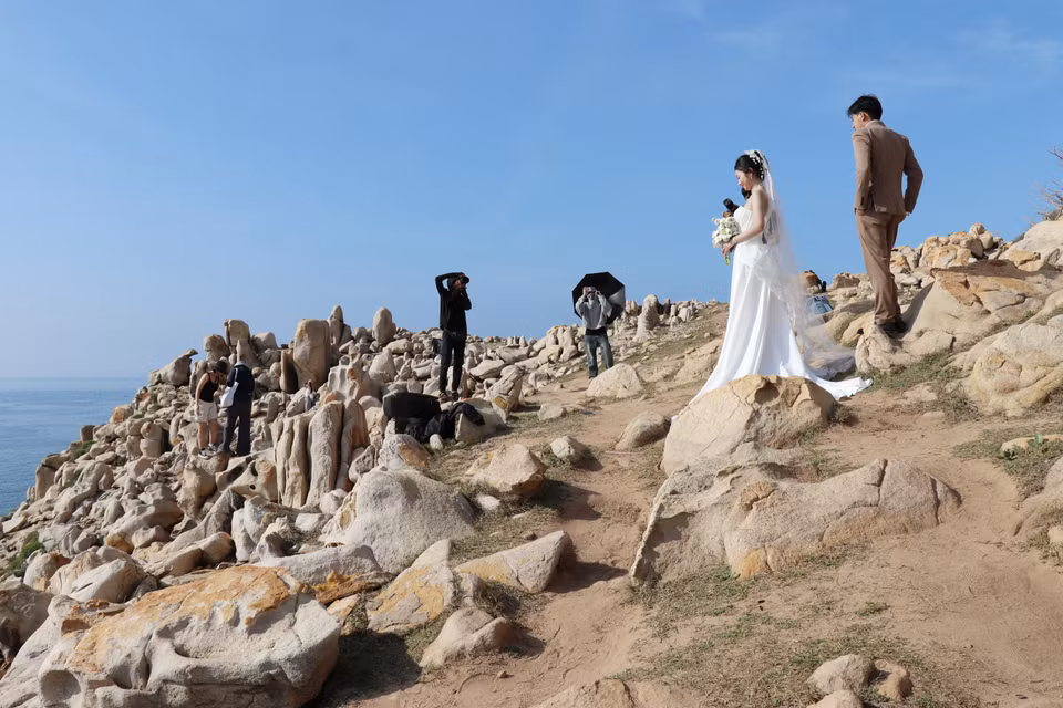 Le parc des rochers offre un cadre pittoresque et mémorable pour les photos de mariage. Photo: VNA