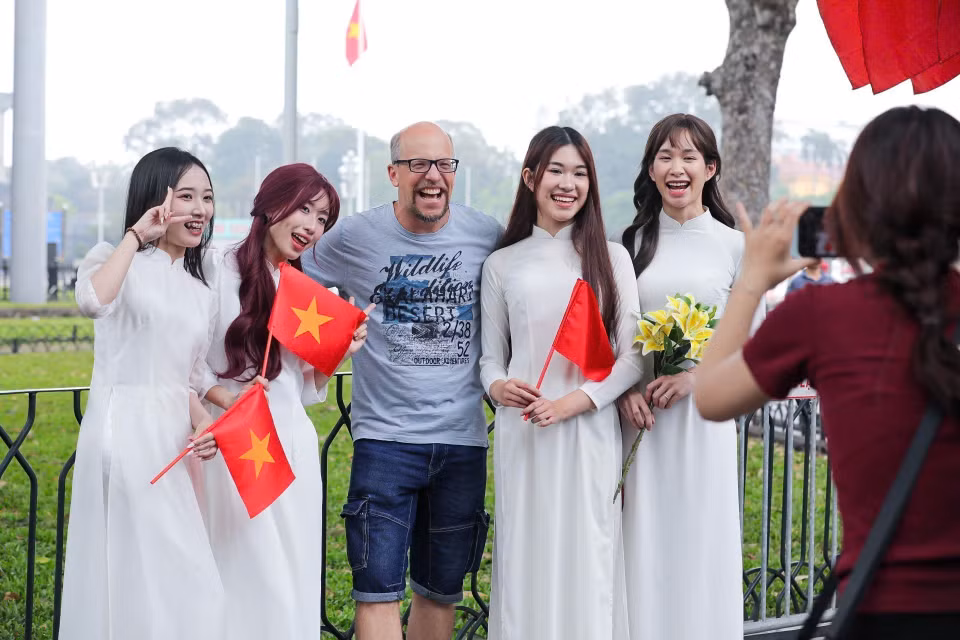 La fièvre du drapeau gagne aussi les touristes. Photo: VNA