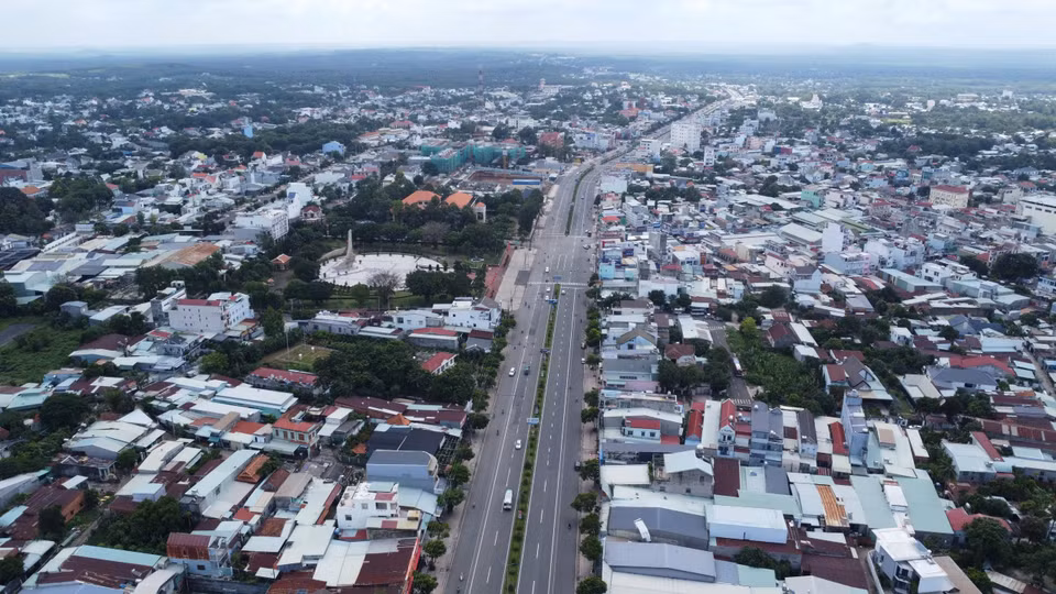 La Nationale 14, également connue sous le nom de route Hô Chi Minh, qui traverse la ville de Dông Xoài, est une route vitale de la province de Binh Phuoc, assurant la circulation fluide et la défense nationale dans les régions du Nam Bô oriental et des Hauts Plateaux du Centre. Photo : VNA
