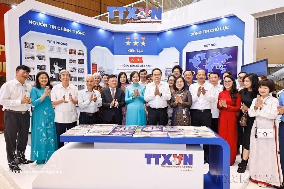 Le président de l’Assemblée nationale Tran Thanh Man visite le stand de la VNA lors de la Fête nationale de la presse 2026, le 21 juin à Hai Phong. Photo: VNA