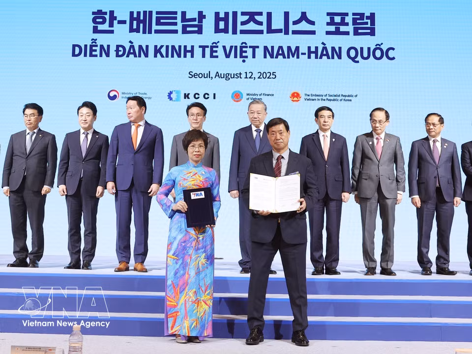 La directrice générale de la VNA, Vu Viet Trang, et Hwang Dae-il, président de l’Agence de presse sud-coréenne Yonhap, échangent l’accord de coopération professionnelle pour la nouvelle période, le 12 août 2025 en République de Corée. Photo: VNA