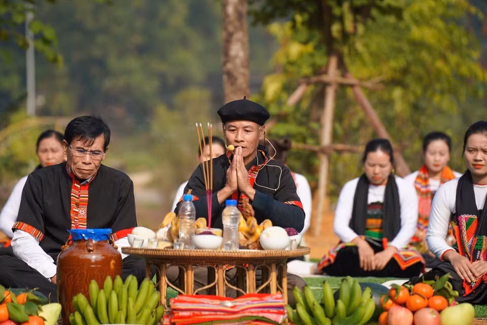 Le chaman, véritable pont entre le monde des hommes et celui des esprits, officie comme maître de cérémonie, guidant la communauté dans ses prières et ses rituels. Photo: VNA