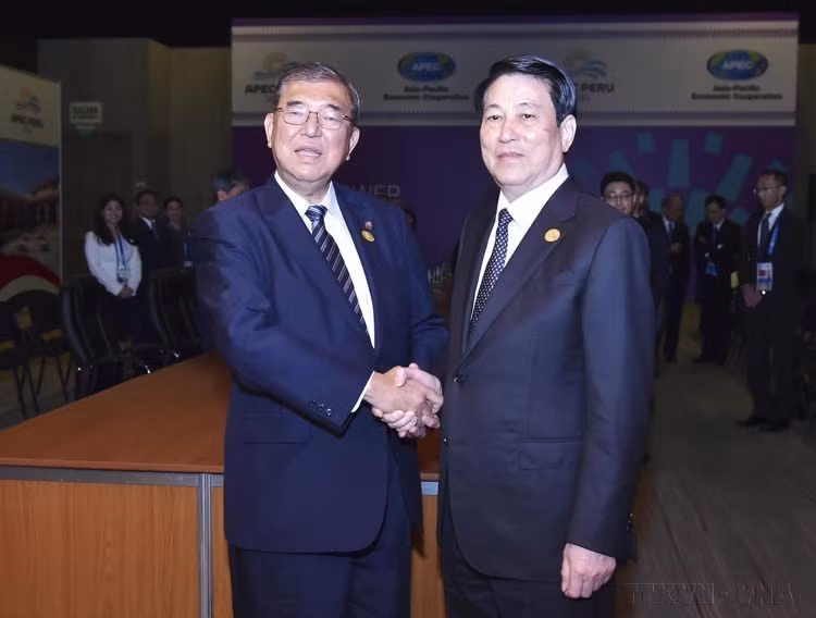 Le 16 novembre 2024, le président vietnamien Luong Cuong (droite) rencontre le Premier ministre japonais Shigeru Ishiba, en marge du Semaine de l'APEC 2024, au Pérou. Photo: VNA