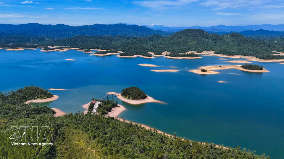 Les îlots au milieu du lac apportent une touche singulière au paysage naturel de ce lieu. Photo : VNA