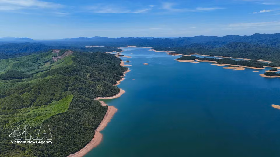 Le lac de Ke Go se distingue par sa double vocation : ouvrage hydraulique d'importance majeure, il est également une destination incontournable, riche du patrimoine historique et culturel de Ha Tinh. Photo : VNA