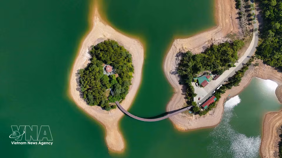 Le temple dédié à l'ancien secrétaire général du Parti Le Duan au milieu du lac. Photo : VNA