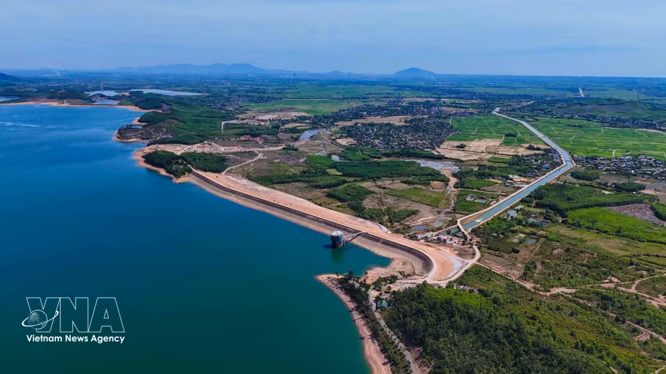 Le lac Ke Go irrigue plus de 26 000 hectares de terres de production, créant un moteur pour le développement agricole. Photo : VNA