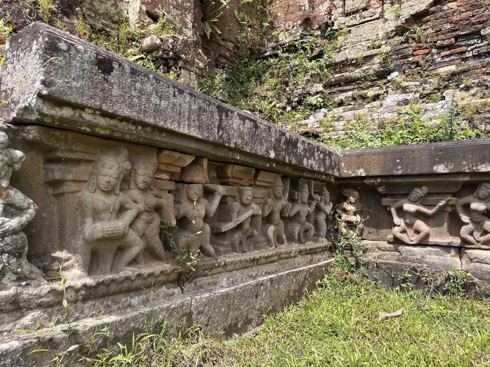 Reliefs en grès au pied d'un tour de Chiên Dan, représentant des danseurs exécutant des danses traditionnelles de l’ethnie Cham. Photo: VNA