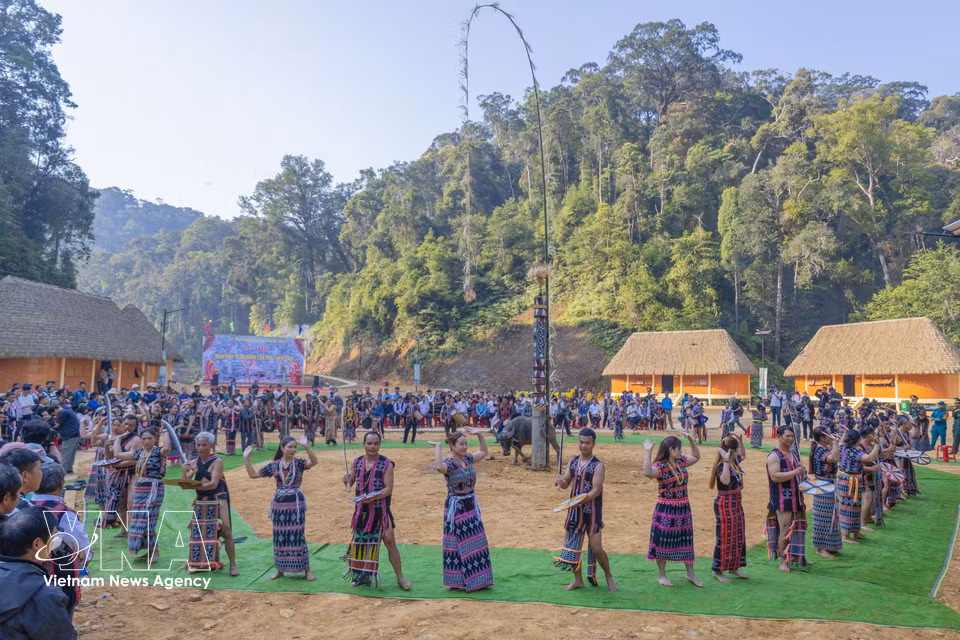 L’atmosphère à la fois solennelle et festive de la cérémonie du "Début de l’année en action de grâce à la forêt", dans la commune de Hung Son, illustre une tradition culturelle propre à l’ethnie Co Tu, étroitement liée à la sensibilisation à la protection des ressources naturelles. Photo: VNA