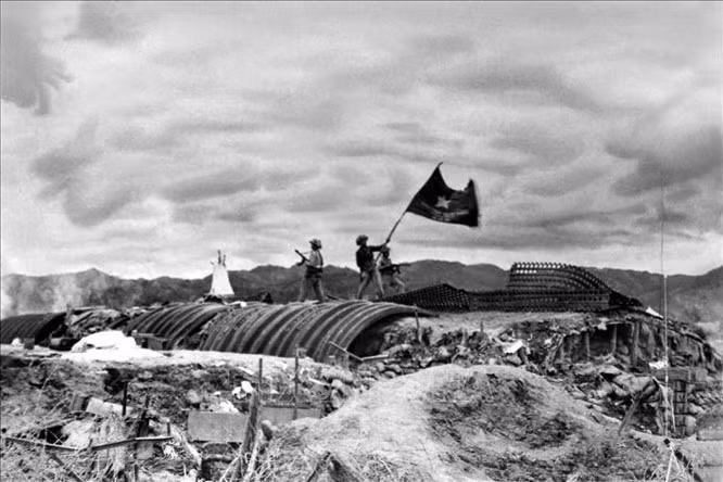Le 7 mai 1954 à 17h30, le drapeau "Déterminé à se battre, déterminé à gagner" de l’Armée populaire du Vietnam flotte sur le toit du QG De Castrie, marquant la victoire complète de l’armée et du peuple vietnamiens contre les colonialistes français après 56 jours et nuits de combats courageux avec une volonté de fer. La victoire de Diên Biên Phu "a résonné à travers les cinq continents et a ébranlé le monde". Photo d’archives : VNA