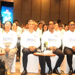 L'ambassadeur du Vietnam au Cambodge, Nguyen Minh Vu (3e de gauche à droite), participe au forum. Photo: VNA