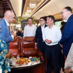 Le président du Comité populaire de la province de Thai Nguyen, Nguyen The Manh, s'entretient avec les conjoints des ambassadeurs et des chefs de représentations étrangères au Vietnam à bord du train du patrimoine Hanoï-Thai Nguyen. Photo : VNA