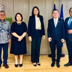 Les ambassadeurs des pays de l'ASEAN posent pour une photo de groupe avec la ministre greque du Travail et de la Sécurité sociale, Niki Kerameus. Photo : VNA.