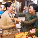 Mme Ngo Phuong Ly, épouse du secrétaire général du Parti et président de la République To Lam (droite) et Mme Kyu Kyu Hla, épouse du président birman Min Aung Hlaing, visitent le village de la soie de Van Phuc. Photo: VNA