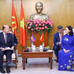 Bui Thi Minh Hoai, membre du Bureau politique, secrétaire du Comité central du Parti, secrétaire du Comité du Parti du Front de la Patrie du Vietnam (FPV) et des organisations de masse centrales, et présidente du Comité central du FPV reçoit une délégation de haut niveau de l'Union des fédérations de jeunesse du Cambodge. dirigée par Hun Many, vice-Premier ministre, ministre de la Fonction publique et président de l’Union des fédérations de jeunesse du Cambodge. Photo : VNA