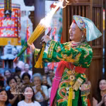 La pratique du hầu đồng exige une combinaison entre le médium, les musiciens-chanteurs (cung văn) et les assistants, allant de la préparation des costumes et des accessoires à l'organisation des rites. Photo: VNA