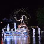 Les artistes ont bravé la pluie pour offrir des prestations artistiques remarquables. Photo: VNA