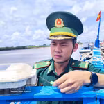 Le commandant Phan Minh Vuong, chef du poste de contrôle frontalier de Ganh Hao, dans la province de Ca Mau, vérifie lui-même le système de surveillance des navires par satellite (VMS) à bord d’un bateau de pêche. Photo : VNA