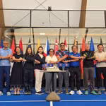 À Bruxelles, les ambassadeurs des pays membres de l’ASEAN effectuent la poignée de main emblématique du bloc, symbole de sa solidarité. Photo : VNA