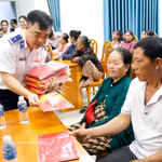 Le Commandement de la Région 3 de la Garde-côte remet des drapeaux nationaux aux pêcheurs du quartier de Tien Thanh (province de Lam Dong). Photo : VNA