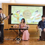 Des étudiants vietnamiens à Oxford et leurs amis britanniques interprètent de la musique traditionnelle vietnamienne lors de l’événement. Photo : VNA