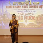 Duc An, 8 ans, interprète la chanson « J’apporte à manger à ma mère aux champs ». Photo : VNA