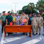 Des représentants des forces compétentes vietnamiennes et cambodgiennes coordonnent les procédures d’accueil des ressortissants vietnamiens au poste frontalier international de Binh Hiep. Photo: VNA