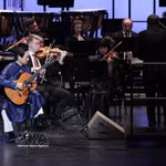 L'artiste Dang Ngoc Long et l'Orchestre symphonique de Tübingen (Allemagne) se produisent lors du concert « Une rhapsodie de deux mondes » au théâtre Ho Guom (Hanoï) en décembre 2025. Photo : VNA
