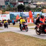 Un cortège de 100 motos et scooters est parti de Dong Van, a franchi le col de Ma Pi Leng et admiré les paysages montagneux ainsi que la rivière Nho Que, avant d’arriver à Pa Vi Ha, dans la commune de Meo Vac. Photo : VNA