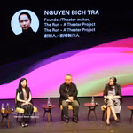 La metteuse en scène Tra Nguyen, fondatrice de « The Run - A Theatre Project » (à l'extrême droite), et des intervenants internationaux ont échangé leurs points de vue lors d'une table ronde thématique. Photo : VNA.