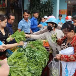 Des habitants choisissent gratuitement des légumes frais et des produits de première nécessité au « stand à 0 dông ». Photo : VNA