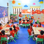 Les enseignantes et les enfants de l’école maternelle Hoa Hong (quartier de Ha Giang 2, province de Tuyen Quang) célèbrent le 51e anniversaire de la Libération du Sud et de la Réunification nationale (30 avril 1975 – 30 avril 2026). Photo: VNA