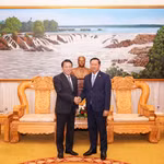 Le ministre Luong Tam Quang (à gauche) et le ministre Vanthong Kongmany. Photo : bocongan.gov.vn.png