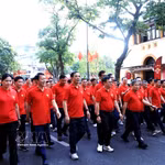 Les délégués participent à la marche autour du lac Hoàn Kiêm. Photo: VNA