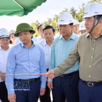 Le vice-Premier ministre permanent Pham Gia Tuc inspecte le chantier de l’autoroute Dong Dang - Tra Linh. Photo : VNA