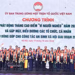 - La présidente du Comité central du Front de la Patrie du Vietnam, Bui Thi Minh Hoai, et le vice-Premier ministre permanent Pham Gia Tuc honorent des organisations et des particuliers. Photo: VNA