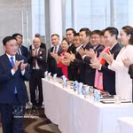 Le permanent du Secrétariat du PCV Tran Cam Tu rencontre la communauté vietnamienne à Singapour. Photo: VNA