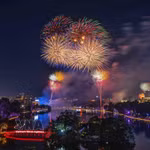Un éblouissant spectacle de feux d’artifice illumine le ciel au-dessus du lac Hoan Kiem. Photo : VNA