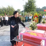 La vice-Première ministre Pham Thi Thanh Tra, présidente du Comité directeur national chargé de la recherche, de la récupération et de l’identification des restes des martyrs, offre de l’encens en hommage aux héros morts pour la Patrie. Photo: VNA