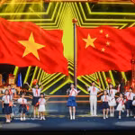 Lors du Programme artistique Vietnam - Chine célébrant la Fête de la Mi-Automne 2026. Photo : VNA