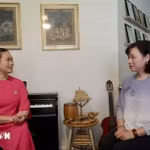 Artiste MINH HA PATMORE (à gauche) de l'Organisation d’échanges culturels Vietnam-Australie dans une interview accordée à la coorespondante de la VNA en Australie. Photo : VNA