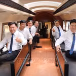Le train "Les cinq portes de Hanoï" renouvelle le tourisme ferroviaire. Photo : VNA