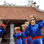 La danse Xuan Pha réunit les cinq danses représentent les cinq pays qui ont envoyé des cadeaux de félicitations au roi Dinh Bo Linh après sa victoire. Photo : VNA