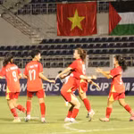 L'équipe féminine des moins de 17 ans (U17) du Vietnam remporte une victoire 2-0 contre le Kirghizistan, le 11 octobre, au stade de Ba Ria, à Ho Chi Minh-Ville. Photo: VNA