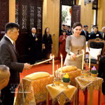 Le roi Maha Vajiralongkorn Phra Vajiraklaochaoyuhua et la reine Suthida Bajrasudhabimalalakshana de Thaïlande effectuent les rites traditionnels d'offrande de bougies et de fleurs à la pagode Quan Su. Photo: VNA