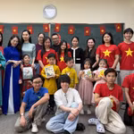 Mme Phan Thi Quynh Trang (à l'extrême gauche, deuxième ligne) avec des membres du groupe de jeunes vietnamiens lors d'un événement du CVCEC. Photo : baotintuc.vn