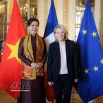 L'épouse du secrétaire général du Parti communiste du Vietnam et président de la République, To Lam, Mme Ngo Phuong Ly (gauche), et la ministre française de la Culture, Catherine Pégard. Photo: VNA