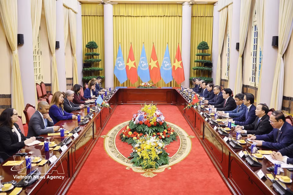 Le président de la République Luong Cuong s'entretient avec le secrétaire général des Nations Unies António Guterres en octobre 2025. Photo : VNA