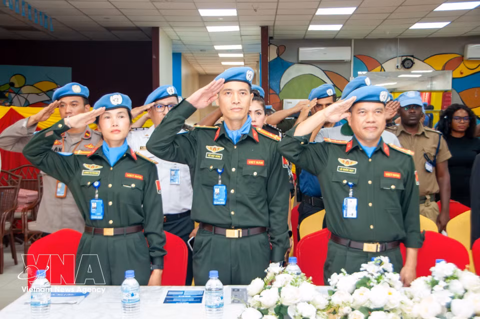 Trois officiers de la Police vietnamienne reçoivent la médaille de maintien de la paix des Nations Unies en octobre 2023 pour leurs excellentes performances individuelles dans les missions de maintien de la paix au Soudan du Sud. Photo : VNA