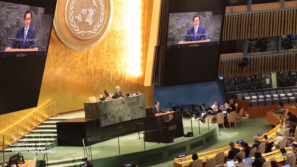 Le 4 septembre 2026, l’Assemblée générale de l’ONU a adopté, avec le coparrainage de 103 pays, une résolution proclamant la "Décennie internationale de la culture au service du développement durable 2027-2036". Sur la photo : l’ambassadeur Do Hung Viet, chef de la Mission permanente du Vietnam auprès de l’ONU, présente la résolution, une initiative portée par un groupe de pays moteurs, dont le Vietnam. Photo : VNA